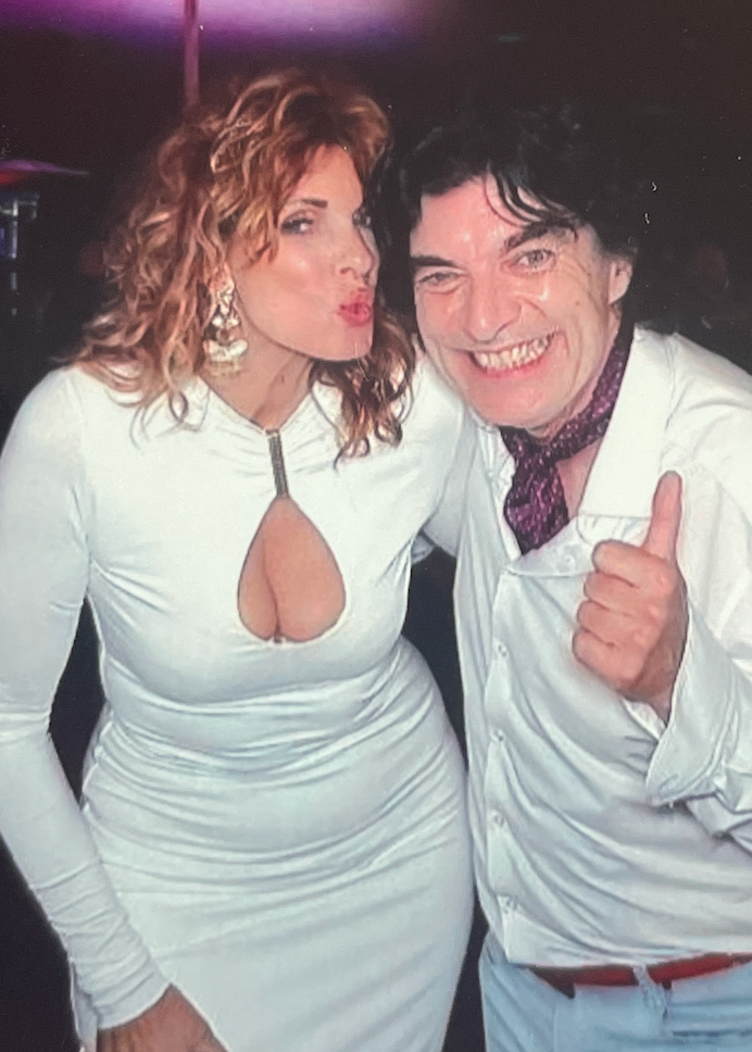 Linda in haar witte outfit tijdens het feest
